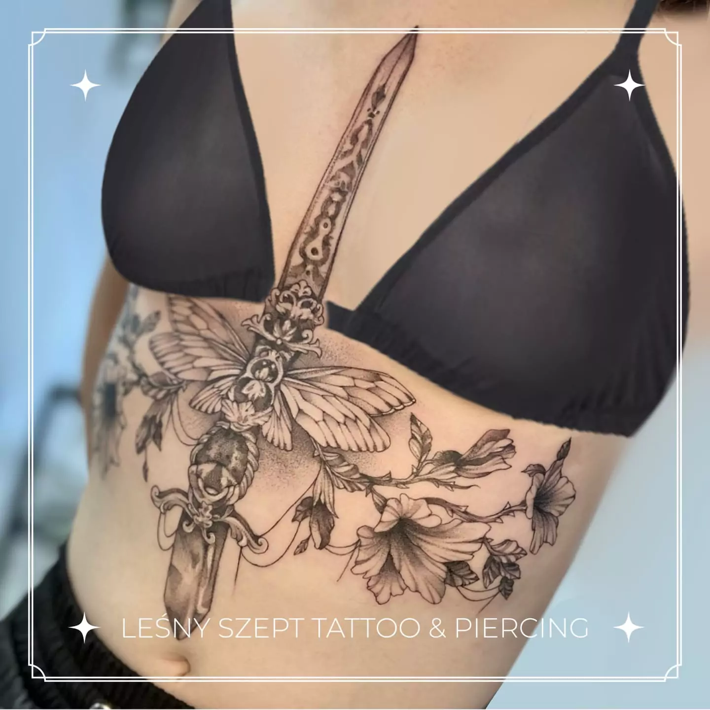 tatuaz miecz na klatce